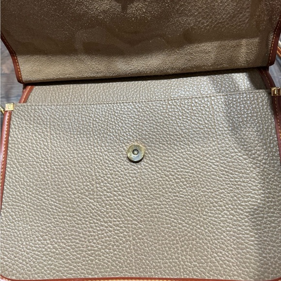 Alba Tan and Brown Crossbody Bag with Classic Design - Picture 5 of 12